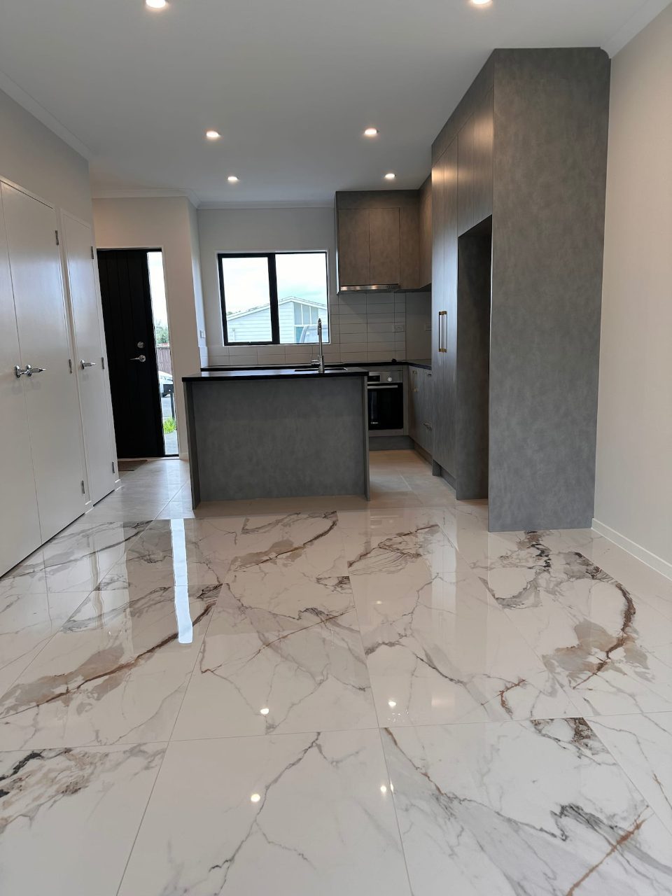 Kitchen with marble-look tiles